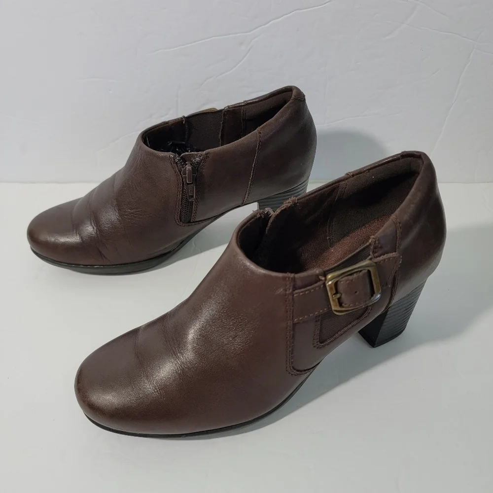 Clark's Women Carlisle Mocha Ankle Boot Sz 7M Leather Side Zip Buckle Block Heel
